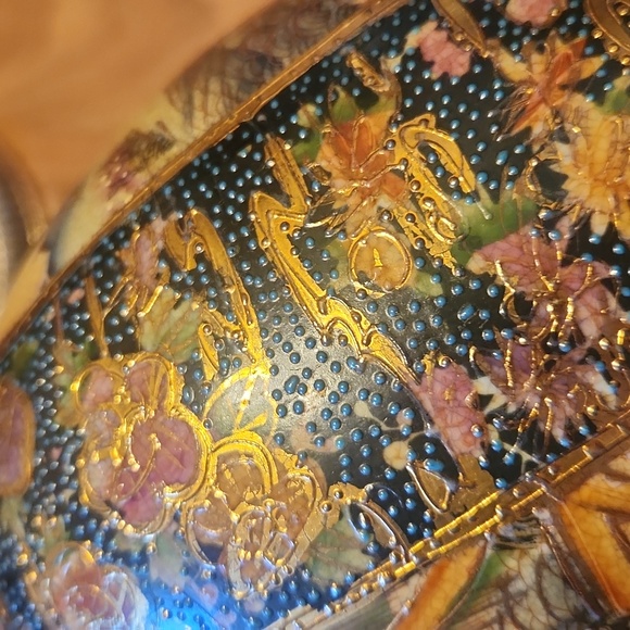 Satsuma Geisha Large Porcelain Egg with Golden Brass Platform Base - Picture 6 of 16